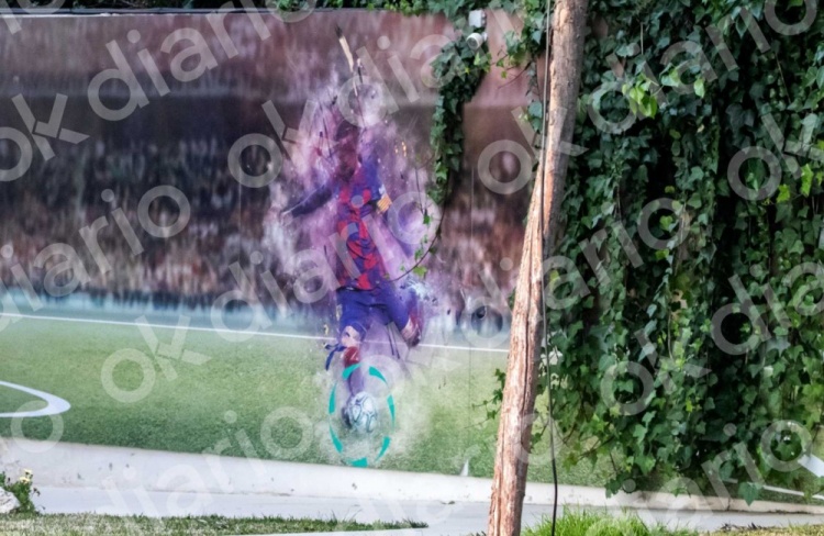西媒：蒙特羅公司總部內的壁畫上掛的是梅西在巴薩效力時的畫像