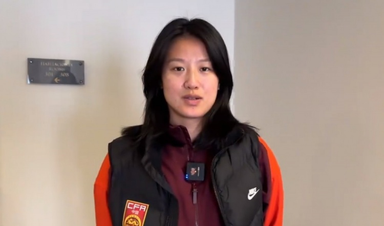 汪琳琳：範迪克是我的偶像和目標，希望變成他那樣全麵的中後衛