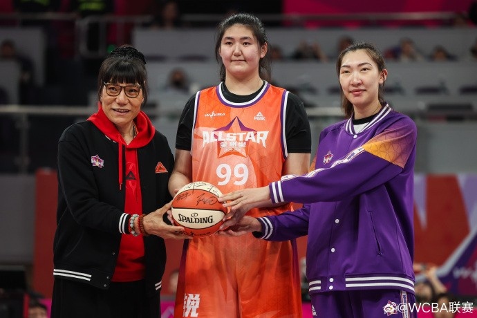 一代代中國女籃長城的傳承！鄭海霞、韓旭、張子宇大合照