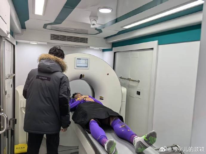 補時階段頭部被撞，天津記者：目前謝維軍正在醫院接受檢查