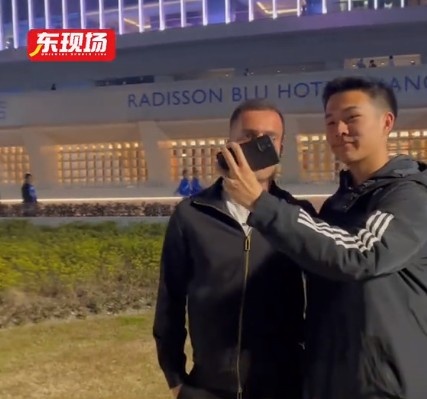 塞爾吉尼奧現身上海八萬人體育場，並與球迷親切打招呼合影