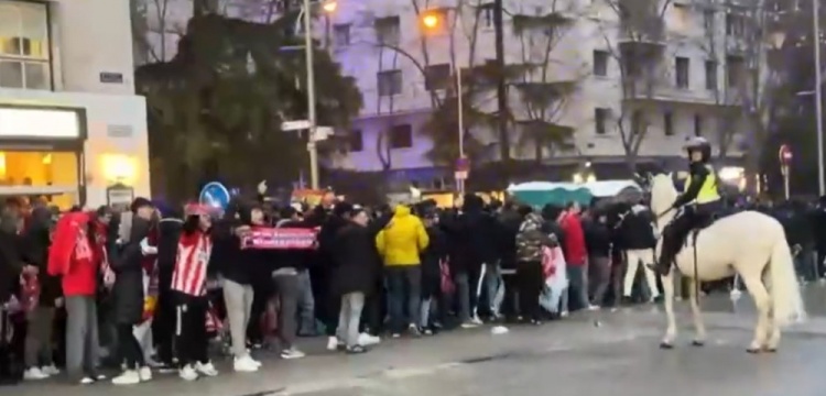 馬競球迷進入伯納烏時向人群投擲雜物，導致安保對其進行脫鞋檢查