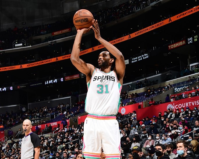 媒體人：青島簽下前NBA球員凱塔-貝茨-迪奧普 後者曾效力馬刺等隊