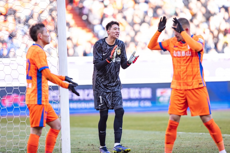魯媒：今日泰山29人參加與大連賽前訓練，於金永有望擔任首發門將